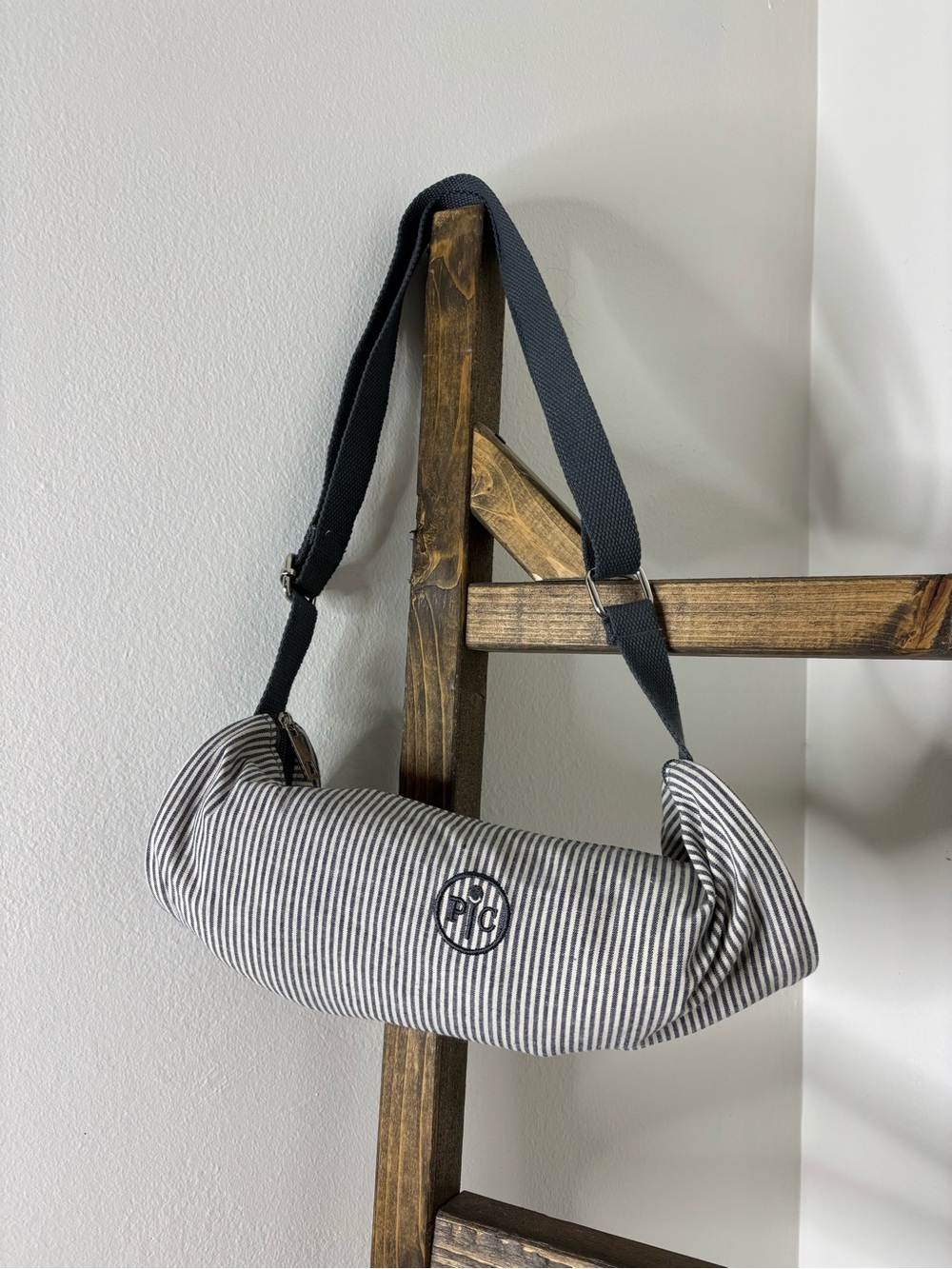 Pampered Chef Shoulder Strap Travel Wine Bag Gray Striped Pattern